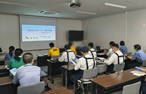 認定者の目印はオレンジのリストバンド