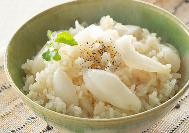 新たまねぎの丸ごと炊き込みご飯