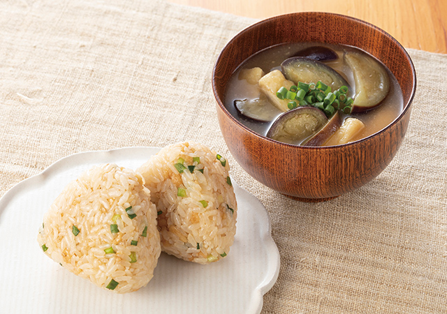 やみつきおにぎりとなすと油揚げの味噌汁