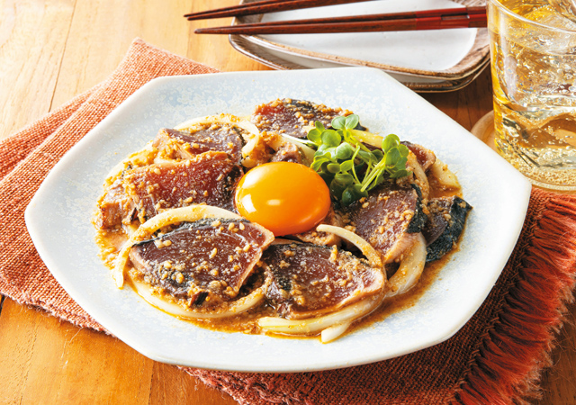 かつおたたきと新玉ねぎのカンタン黒酢ごまだれ漬け