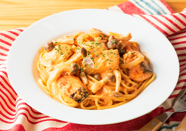 秋鮭ときのこのトマトクリームパスタ