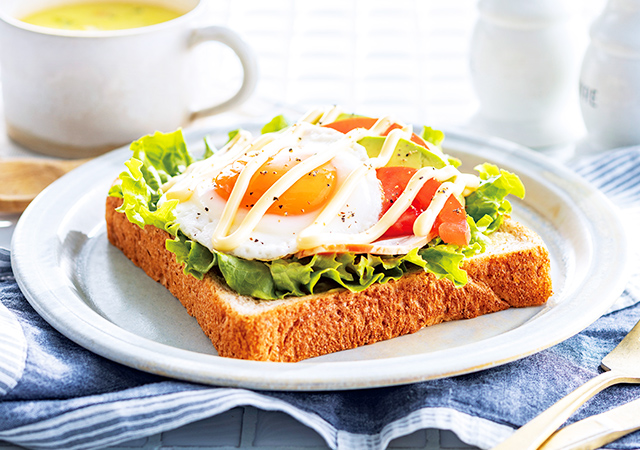 グリーンリーフと目玉焼きのサラダトースト