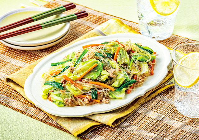 春きゃべつと豚ひき肉の春雨炒め